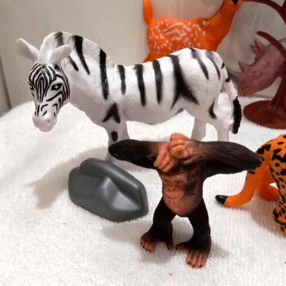 6 Jungle Hard Plastic Animals W/one Tree and rocks - Picture 3 of 5